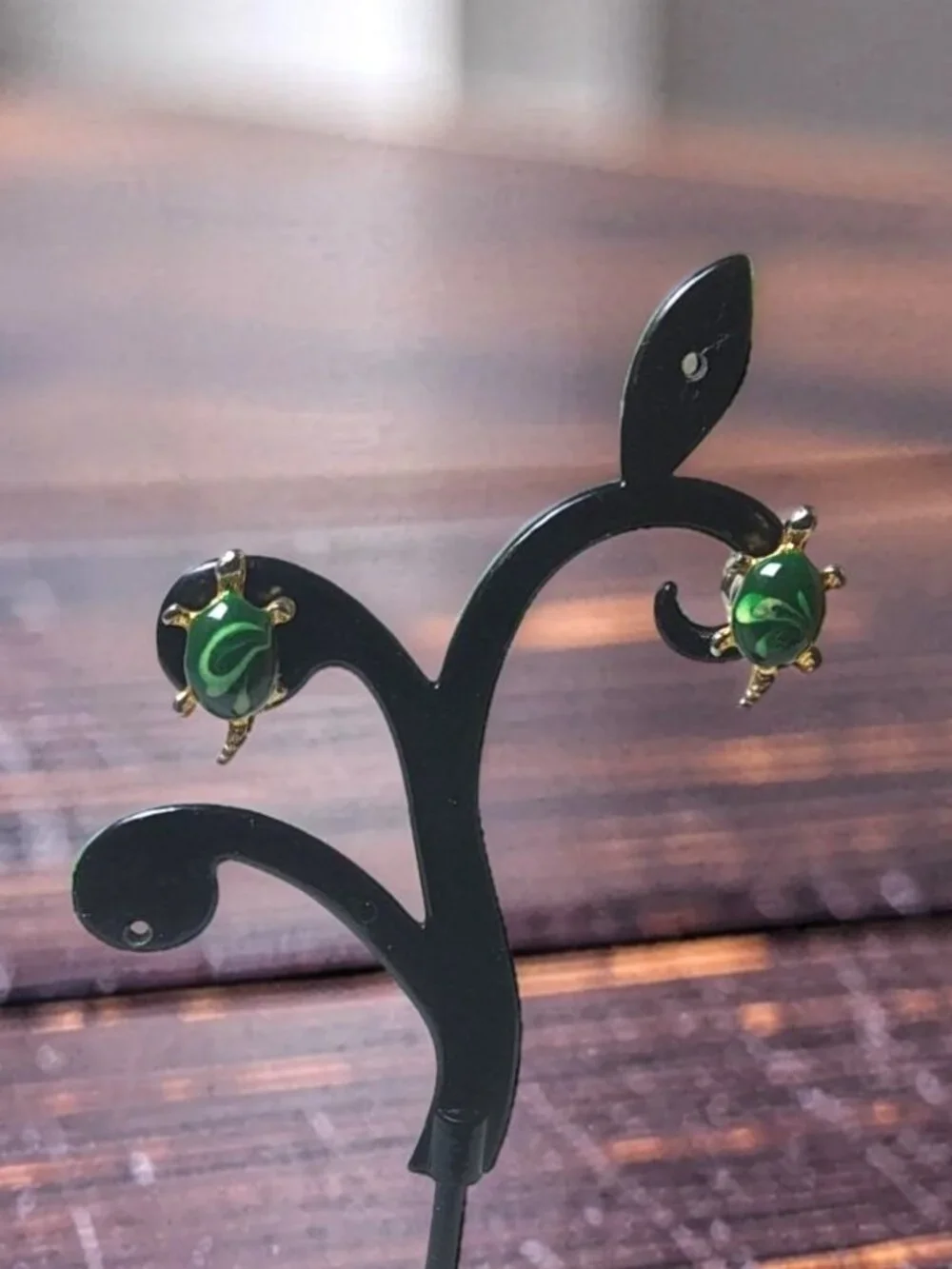 vintage gold tone acrylic green w/white swirl turtle shell turtle earrings.